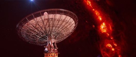 De Parkes-radiotelescoop in Australië met op de achtergrond een afbeelding van de Melkweg op radiogolflengten. Boven de schotelantenne is een 'radioflits' getekend. 